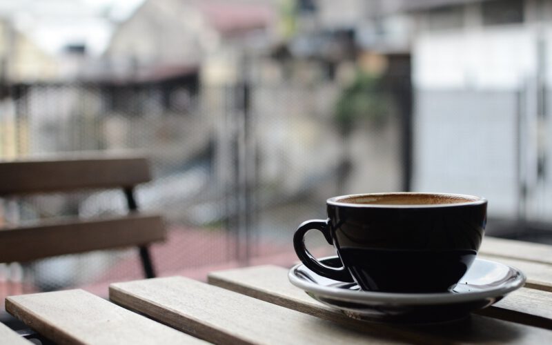Eine Kaffeetasse, die auf einem Café-Tisch steht.