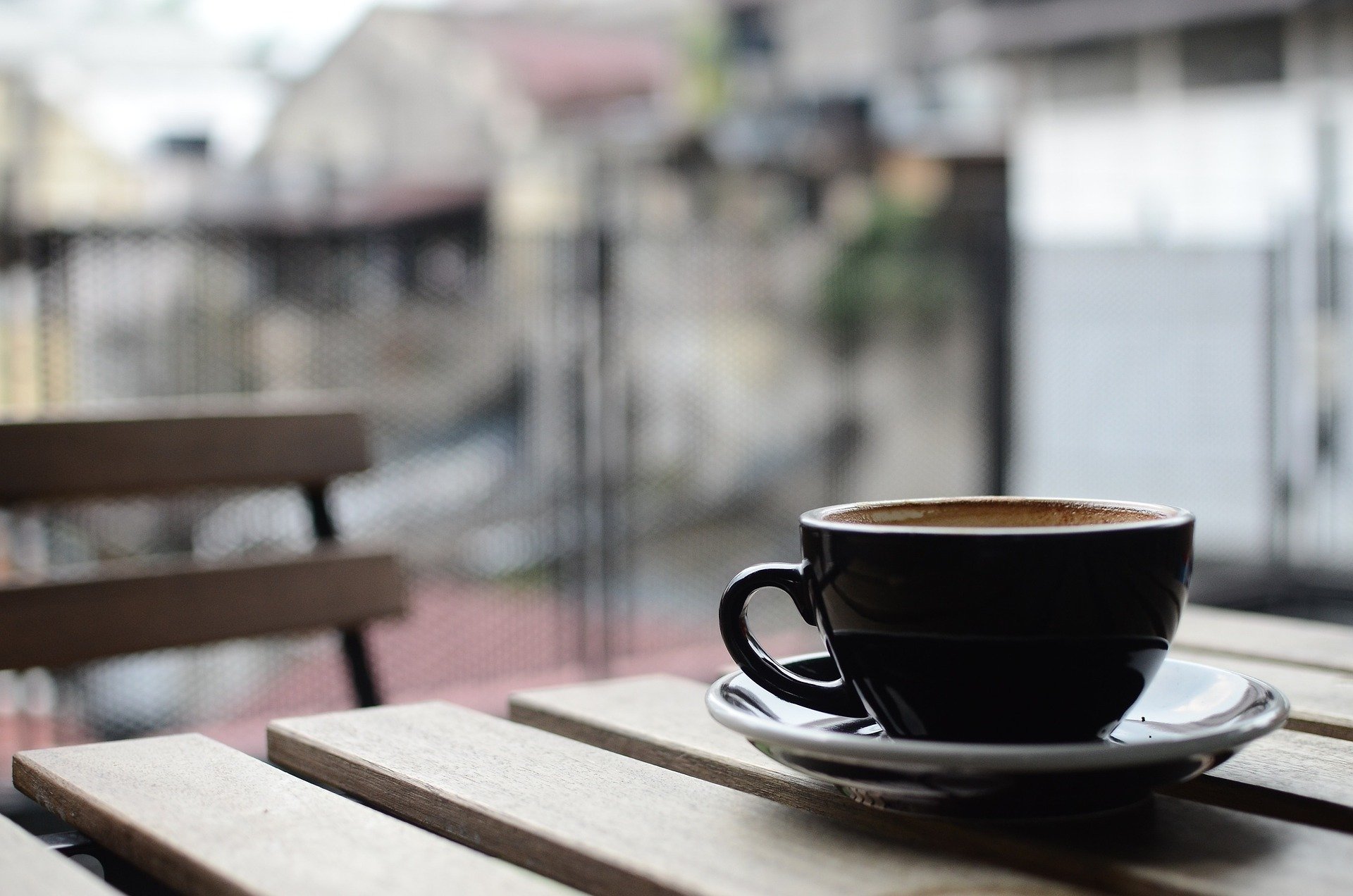 Eine Kaffeetasse, die auf einem Café-Tisch steht.