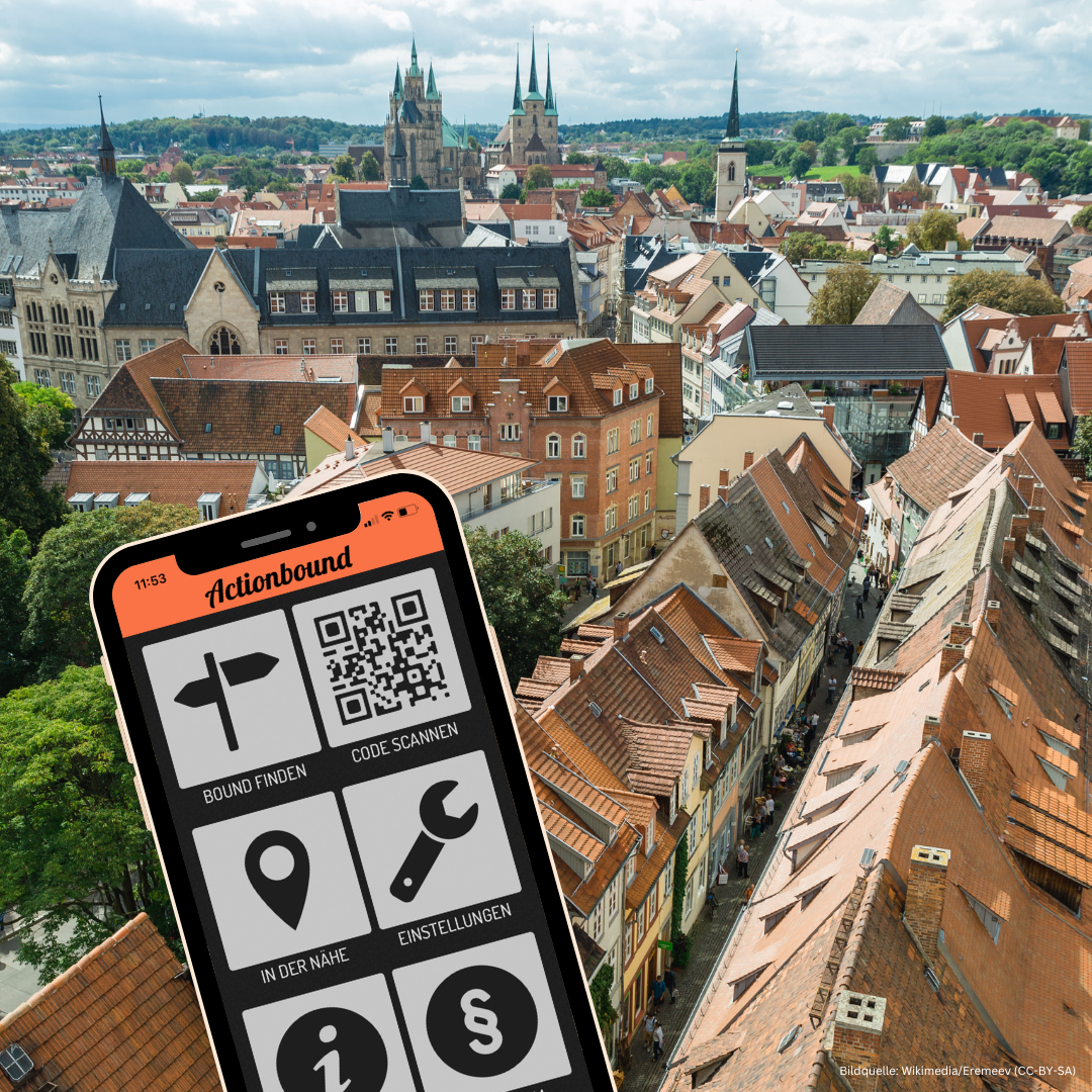 Im Hintergrund ist ein Foto von der Erfurter Altstadt, im Vordergrund sieht man ein Smartphone, auf dem die Rallye geöffnet ist.